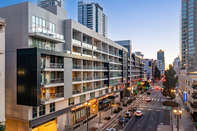 8th and Grand in Los Angeles, CA - Foto de edificio - Building Photo
