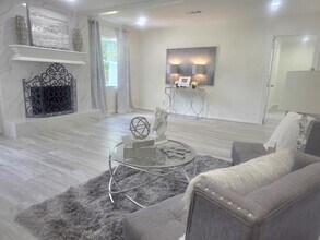 1507 Village Green Ct in Houston, TX - Building Photo - Building Photo