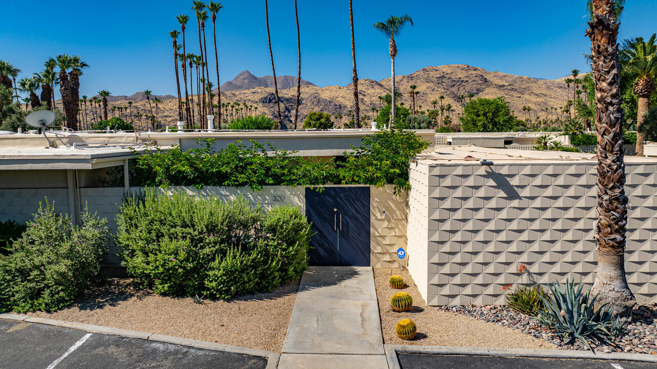 320 Desert Lakes Dr in Palm Springs, CA - Building Photo