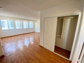 12301-12307 Pacific Ave in Los Angeles, CA - Foto de edificio - Building Photo