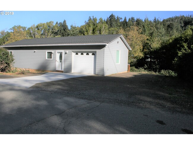 94401 Quarry Rd in Gold Beach, OR - Building Photo - Building Photo