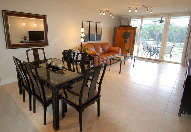 575 Oaks Ln, Unit 303 in Pompano Beach, FL - Building Photo - Building Photo