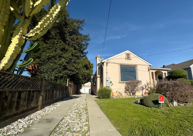 2307 107th Ave in Oakland, CA - Foto de edificio - Building Photo