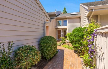 7725 SW Arbor Lake Ct in Wilsonville, OR - Building Photo - Building Photo