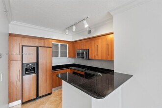 325 S Biscayne Blvd, Unit 1214 in Miami, FL - Building Photo - Building Photo