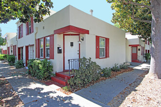 721-735 Mellus St in Martinez, CA - Building Photo - Building Photo