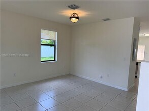 10623 West 33rd Ct in Hialeah, FL - Foto de edificio - Building Photo