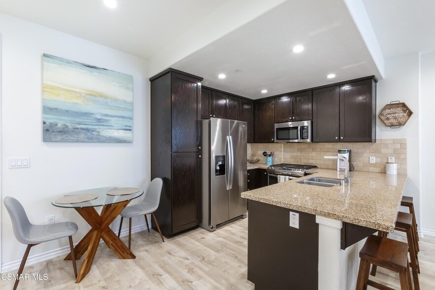 327 Newbury Vista Ln in Thousand Oaks, CA - Foto de edificio