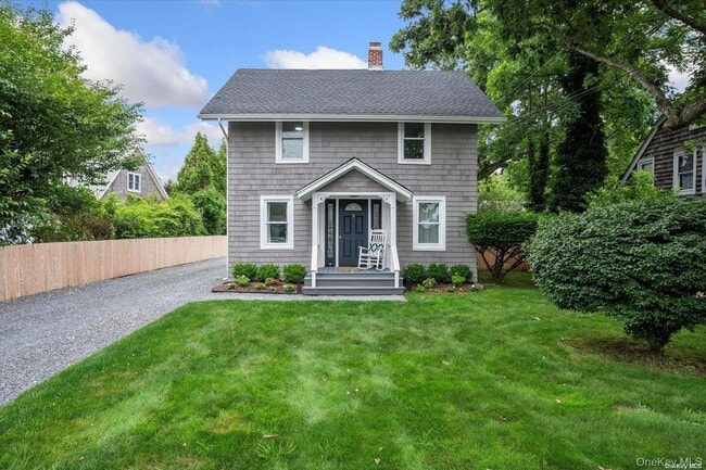 102 Montauk Hwy in Westhampton, NY - Building Photo - Building Photo