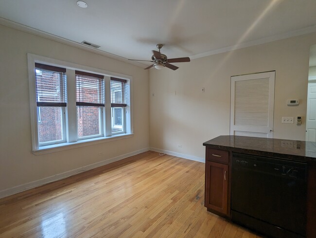 3254 N Clifton Ave, Unit W3 in Chicago, IL - Building Photo - Building Photo