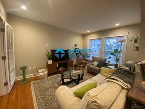 21 Moraine St, Unit 1 in Boston, MA - Foto de edificio - Building Photo