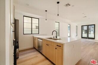 1954 S Garth Ave in Los Angeles, CA - Foto de edificio - Building Photo