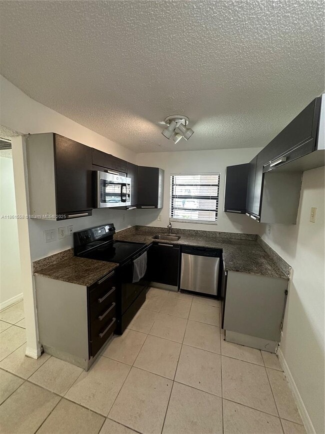 11213 Royal Palm Blvd in Coral Springs, FL - Foto de edificio - Building Photo