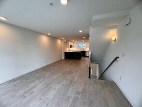 11208 Pinehurst Way NE in Seattle, WA - Foto de edificio - Building Photo