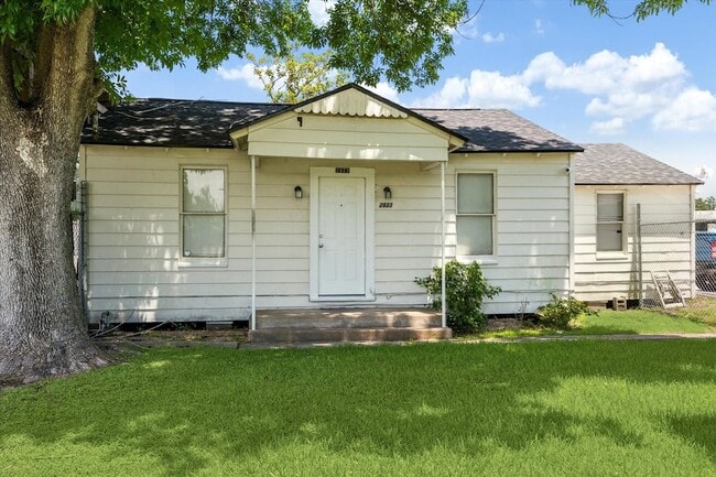 property at 2923 Beverly Rd