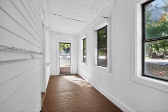 313 N Washington St in Mount Pulaski, IL - Foto de edificio - Building Photo