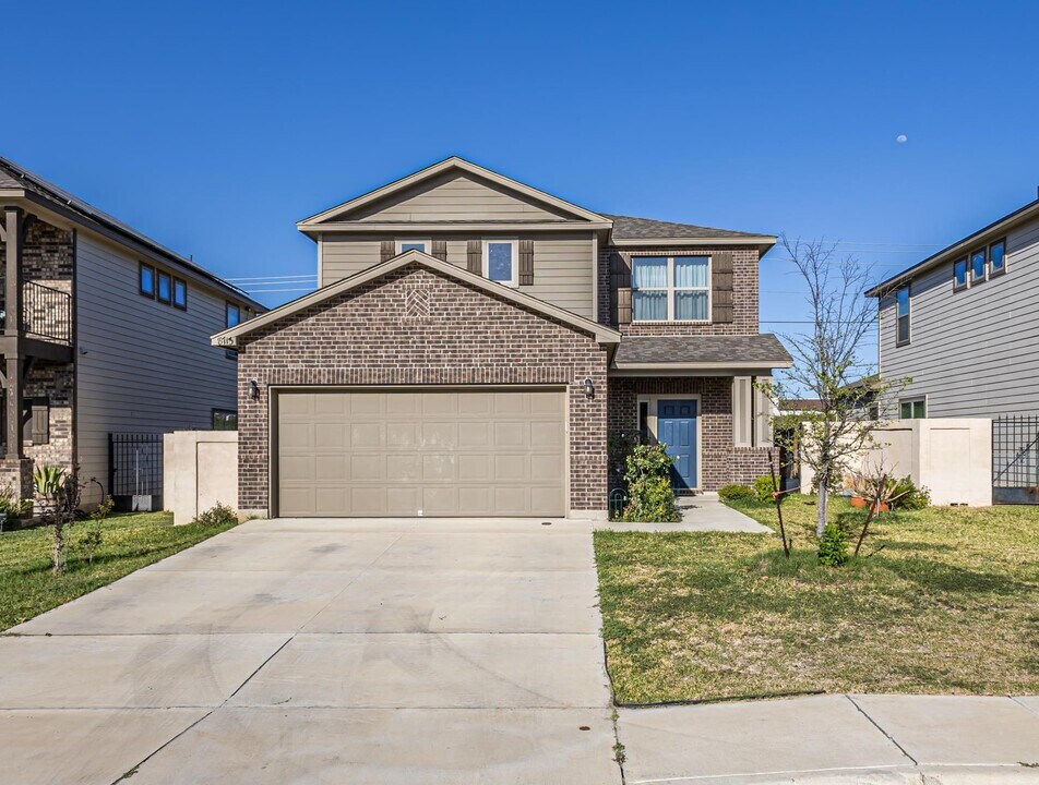 8713 Owlcreek Pass Ct in Laredo, TX - Building Photo