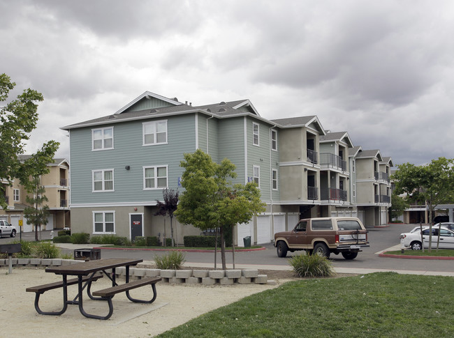 White Rock Village Apartments in El Dorado Hills, CA - Foto de edificio - Building Photo