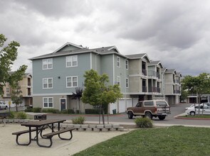 White Rock Village Apartments in El Dorado Hills, CA - Building Photo - Building Photo