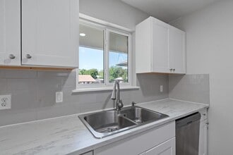 1407 Avebury Cir in Austin, TX - Building Photo - Building Photo