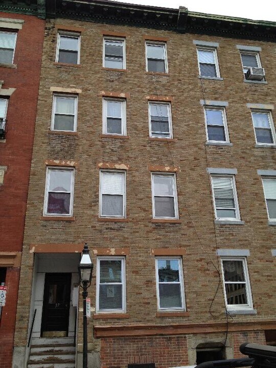 37 Cooper St, Unit B in Boston, MA - Foto de edificio