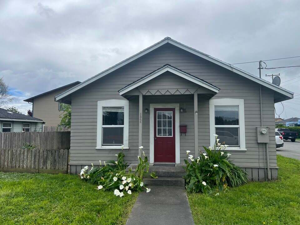 1566 Newburg Rd in Fortuna, CA - Foto de edificio