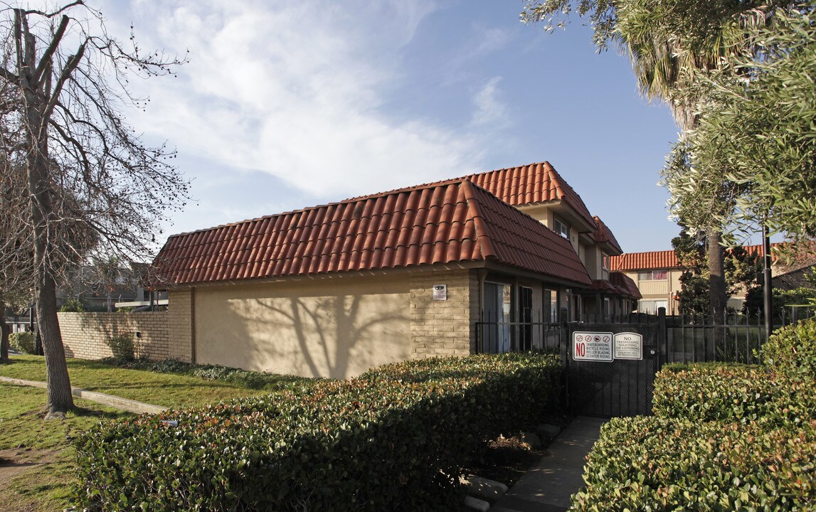 Kenwood Townhouses in Escondido, CA - Building Photo