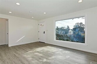 3716 S Roxbury St, Unit A in Seattle, WA - Foto de edificio - Building Photo