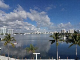 2821 N Miami Beach Blvd in North Miami Beach, FL - Building Photo