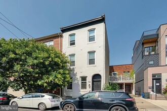 726 S 19th St, Unit 1 in Philadelphia, PA - Foto de edificio - Building Photo