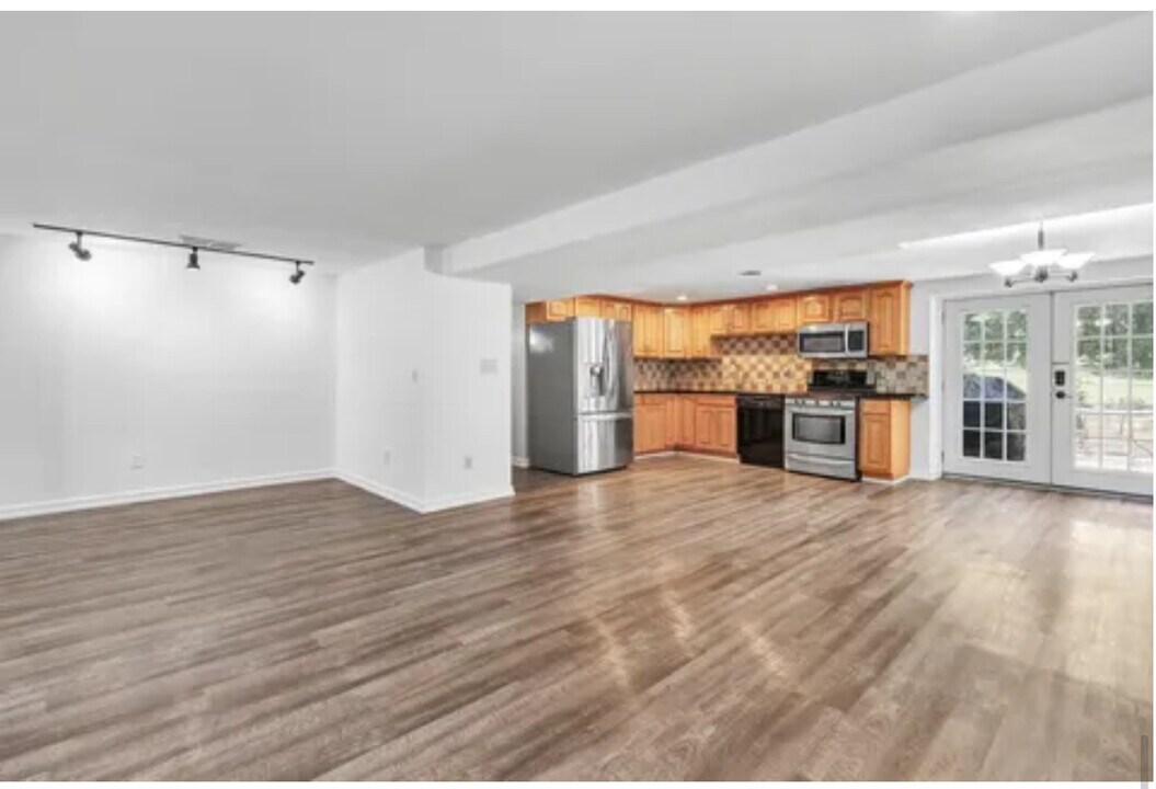 21 Newton Ln in Trumbull, CT - Building Photo