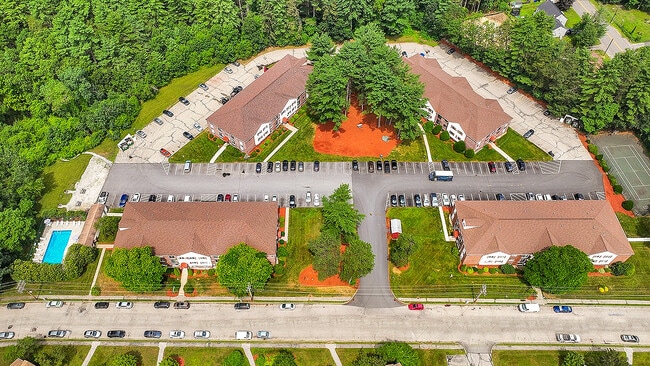 Devonshire Village in Manchester, NH - Foto de edificio - Building Photo