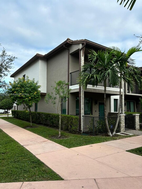 4927 NW 83rd Path in Doral, FL - Building Photo