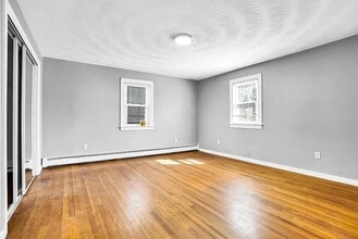196 Grafton St, Unit B in Shrewsbury, MA - Foto de edificio - Building Photo
