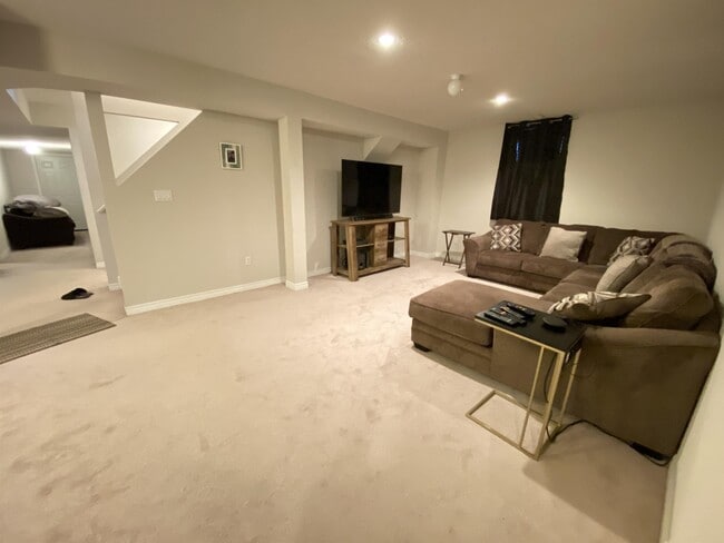 24 Armour Crescent in Hamilton, ON - Building Photo - Building Photo