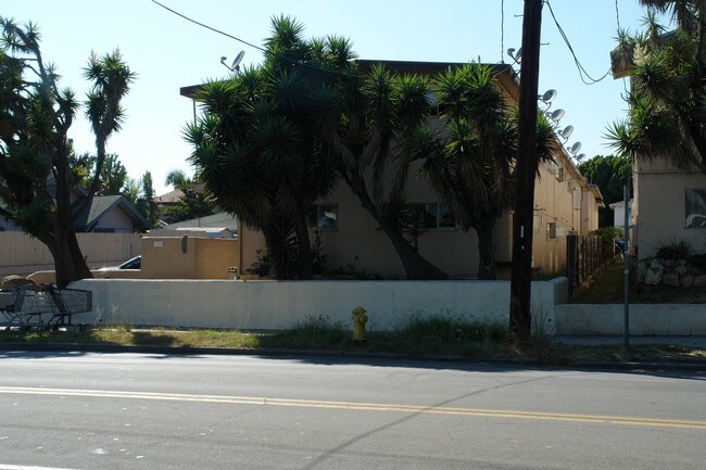 320 W Mission St in Santa Barbara, CA - Foto de edificio - Building Photo