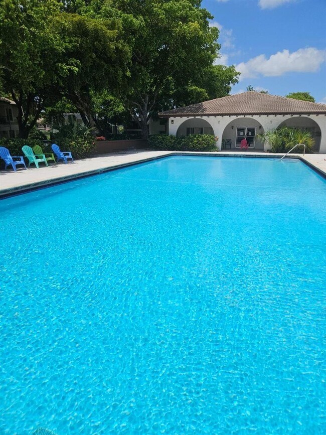2800 Riverside Dr in Coral Springs, FL - Building Photo - Building Photo