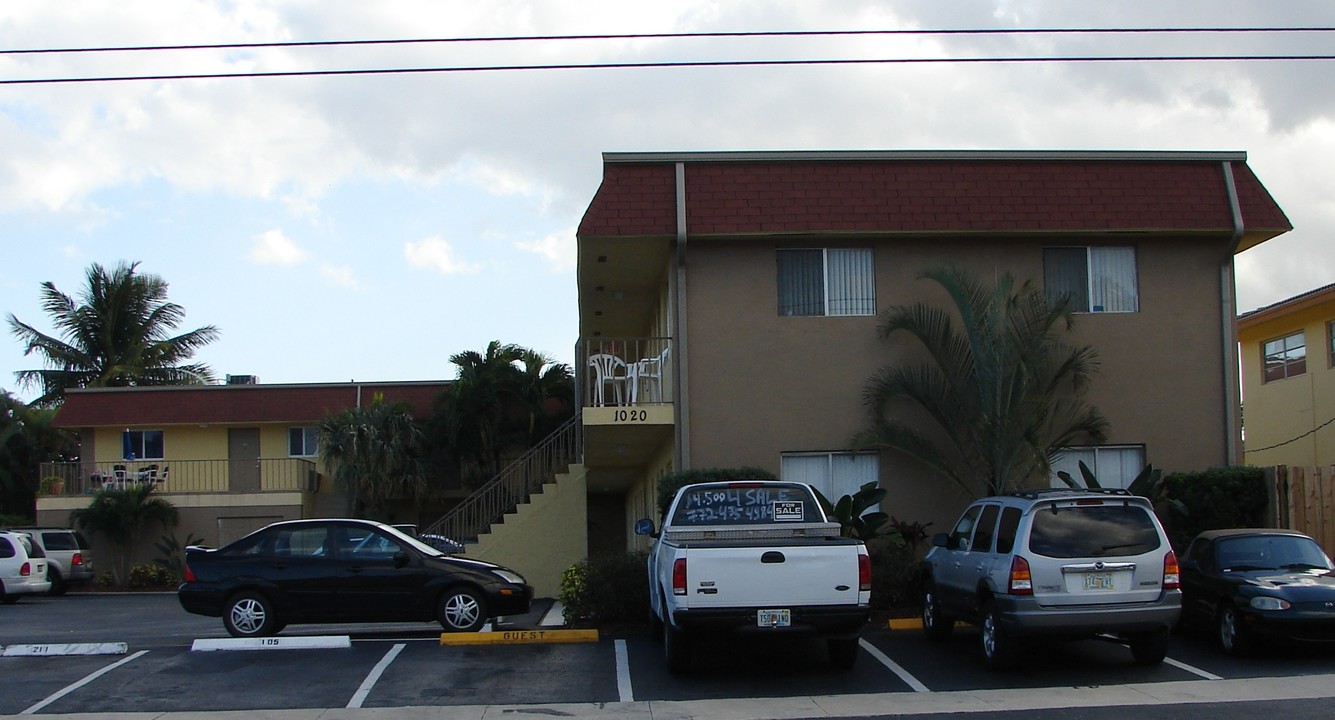 1020 Crystal Lake Dr in Pompano Beach, FL - Building Photo