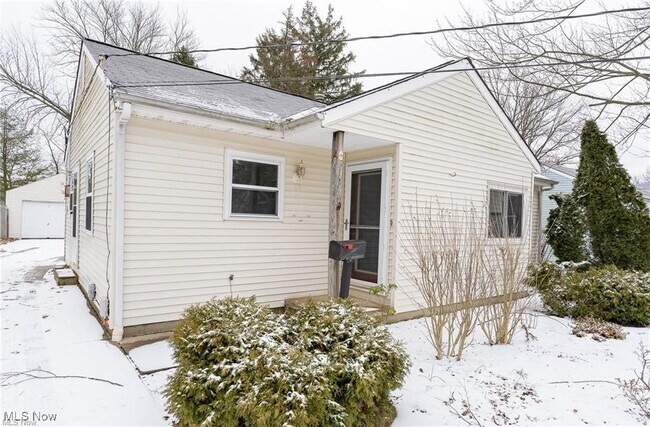 5649 Burns Rd in North Olmsted, OH - Building Photo - Building Photo