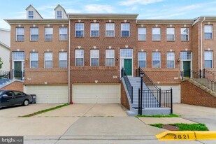 2621 Tarleton Corner Dr in Herndon, VA - Building Photo