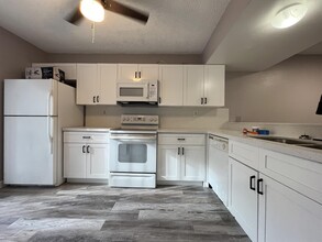 843 Crystal Lake Dr in Pompano Beach, FL - Building Photo - Building Photo