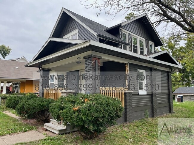4945 Walrond Ave in Kansas City, MO - Building Photo - Building Photo