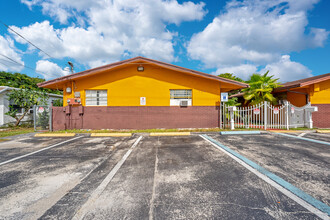 129-131 SE 5th St in Hallandale Beach, FL - Building Photo - Building Photo