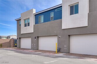 9812 Kings Glen St in Las Vegas, NV - Building Photo - Building Photo