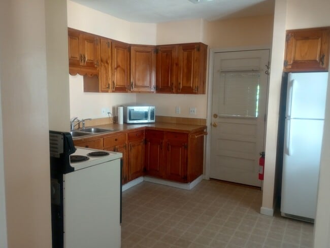 22 Phillips St, Unit 4 in Greenfield, MA - Foto de edificio - Building Photo