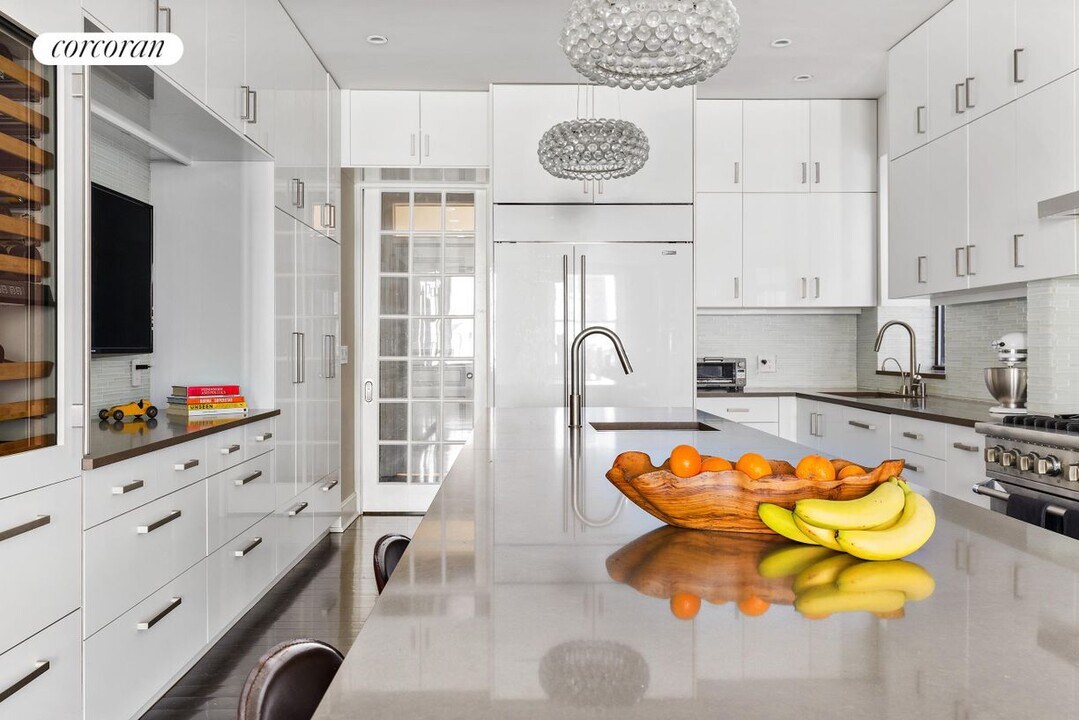 229 W 97th St in New York, NY - Building Photo