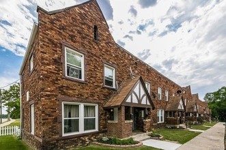 Maynard Court Apartments in Pontiac, MI - Building Photo - Building Photo