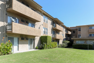 North Hills Willis Apartments in Panorama City, CA - Building Photo - Building Photo