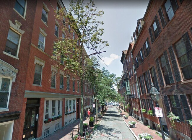 32 Temple St, Unit #4F in Boston, MA - Building Photo - Building Photo