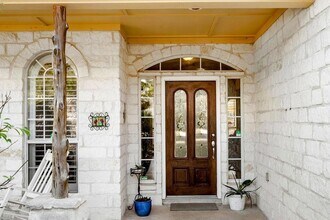 11 Elmwood Cir in Wimberley, TX - Foto de edificio - Building Photo